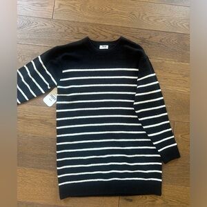 Oversized sweater to be worn with boots Says S but more like L